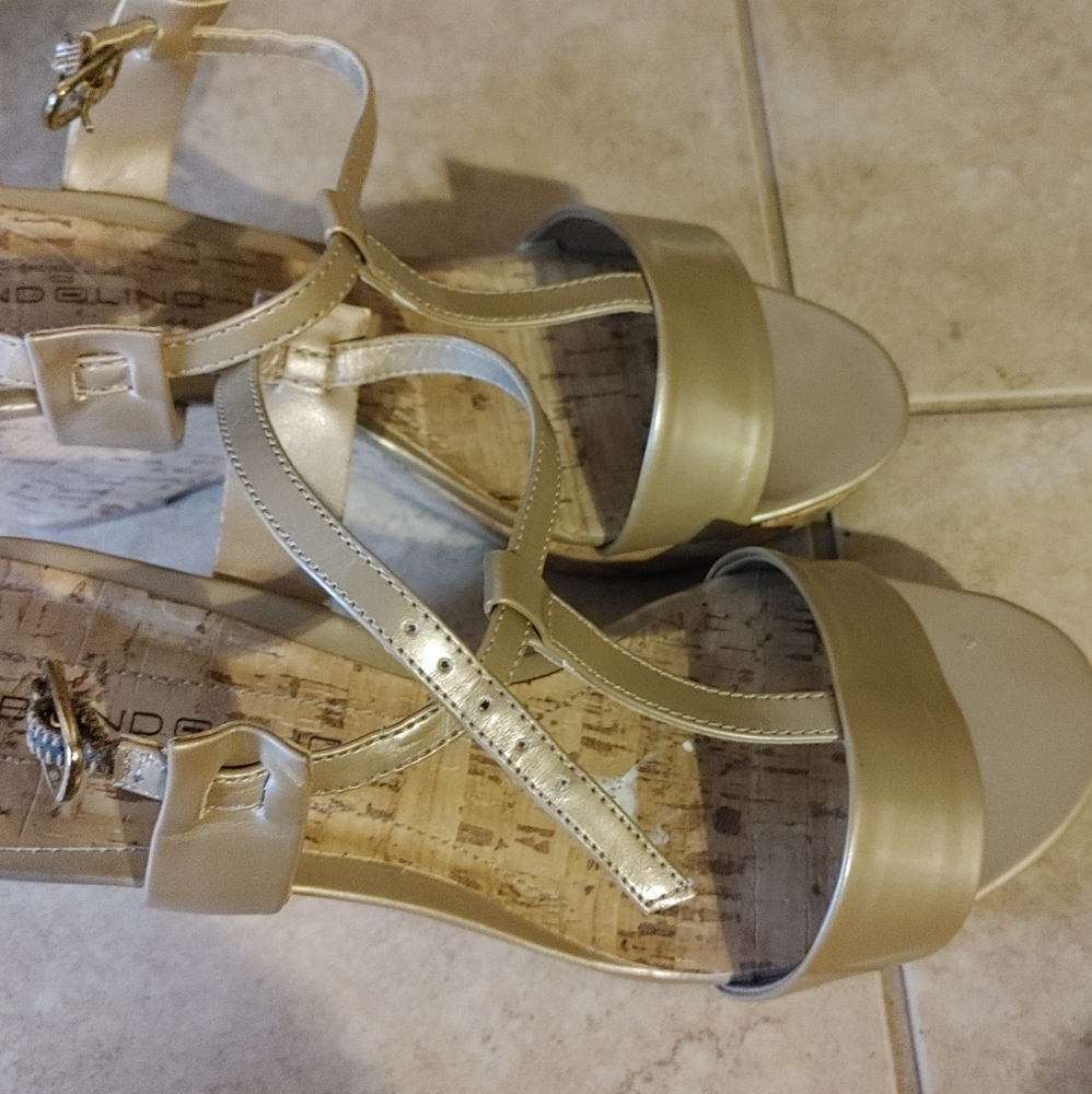 Bandolino Wedges - Picture 7 of 8